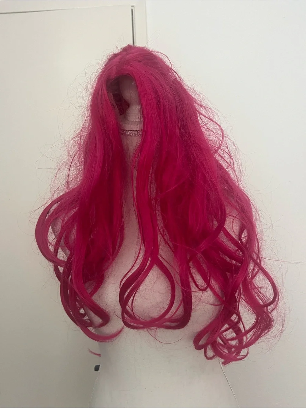 Mira KPop Demon Hunters Pink Wig – Long Wavy Costume Hair